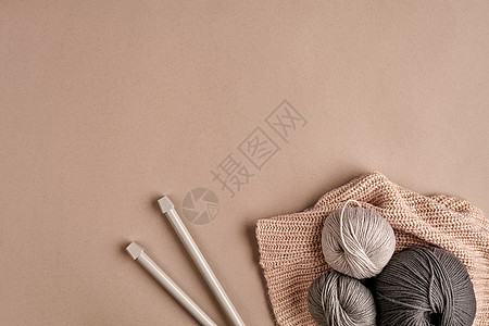 由一件灰色纱线毛衣和针织特写的线针织而成 编织作为一种爱好 针织配件羊毛产品针织品服饰缝纫材料纤维纺织品针线活针织线图片
