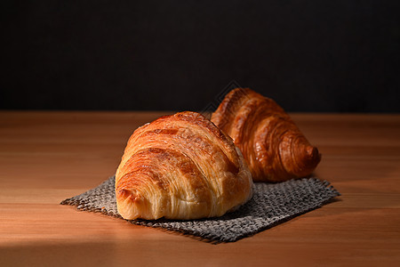 木制桌上的美味地壳黄油羊角面包 早餐 面包面包产品咖啡厅概念图片