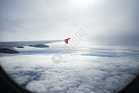 飞行时通过飞机窗口查看 A航空公司航班玻璃空气旅行喷射航空多云商业灰色图片