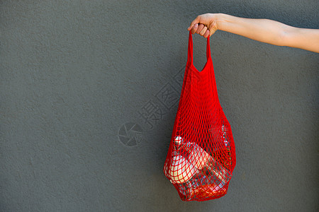 妇女拿着装有产品的网状袋女士棉布包装杂货店购物食物回收生态女孩草包图片