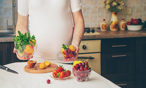 孕妇吃水果 有选择性的专注生活女孩饮食怀孕母性营养女性母亲女士横幅图片