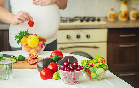 孕妇吃蔬菜和水果 有选择性地集中注意力成人怀孕营养女士女性婴儿横幅腹部沙拉母亲图片