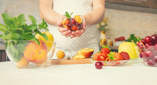 孕妇吃水果 有选择性的专注女士婴儿腹部女性女孩横幅肚子怀孕母性厨房图片