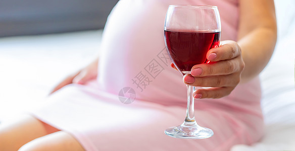 孕妇在喝酒 有选择的专注身体婴儿成人危险父母风险女士生活伤害母性图片