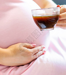 孕妇正在喝咖啡 有选择性的专注沙发父母母性女性婴儿腹部女孩女士幸福成人图片