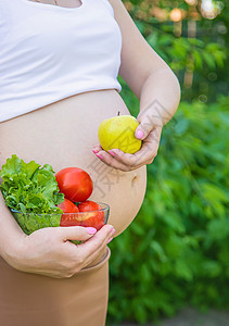 孕妇手里拿着蔬菜 有选择的专注点肚子食物怀孕女孩身体厨房母亲幸福成人家庭图片