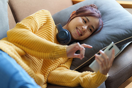 使用智能手机视频聊天应用程序 与朋友在移动聊天程序上连线的亚裔女性视频通话肖像图片