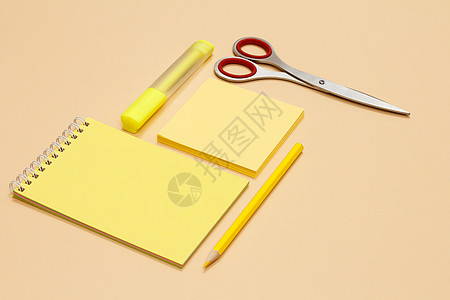 剪刀 铅笔 笔记本 纸笔和蜜蜂背景上的黄色触底笔图片