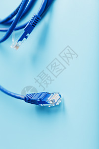 Ethernet两台电缆连接器 断线索紧闭 以蓝背景隔离 空闲空间服务器电讯中心带宽金属港口数据网络宏观绳索图片