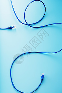 在蓝色背景以太网线上隔离的蓝色 UTP 互联网电缆插头交通纤维网络金属速度连接器安全中心局域网图片