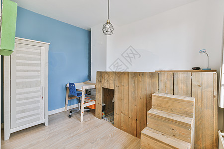 家庭式式儿童卧室木地板窗户吊灯蓝色桌子孩子贮存房子橱柜架子图片
