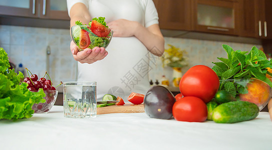 孕妇吃蔬菜和水果 有选择性地集中注意力饮食女士沙拉怀孕肚子横幅母亲女性母性腹部图片