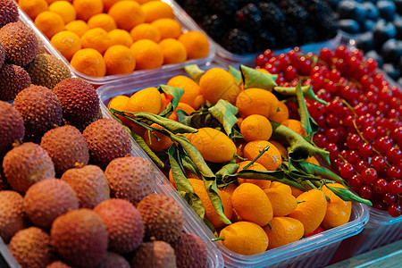 在市场上展示多彩的水果果浆篮子店铺摊位杂货店零售价格食物产品街道生产图片