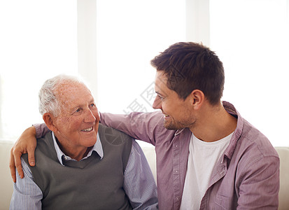 他的父亲太骄傲了 被一个年长父亲和他儿子勾结的照片拍到了图片