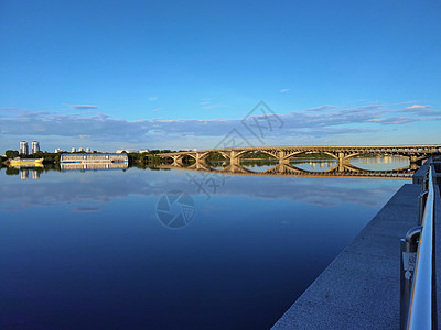 在乌克兰基辅的Dnipro河上架设大桥蓝色民众铁路地铁天线首都景观城市小路建筑学图片