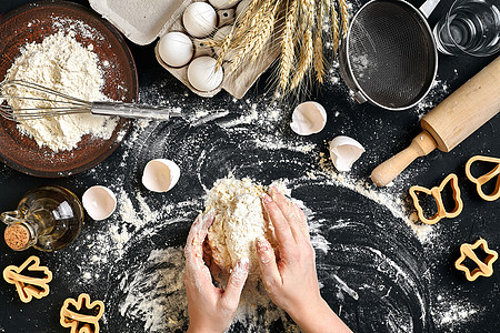 女人的手和面粉 鸡蛋和配料放在桌子上家庭糕点女士粉末烹饪木板女性主妇餐厅擀面杖图片