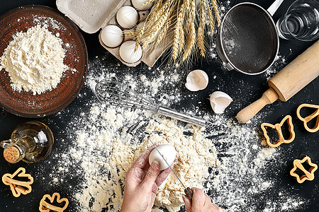 女人用刀子砸鸡蛋 同时打糕点 工作室拍摄木板酵母厨房面包烹饪粉末桌子小麦面团美食图片