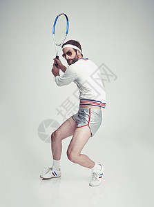 复健 工作室里一个穿网球服的年轻人图片