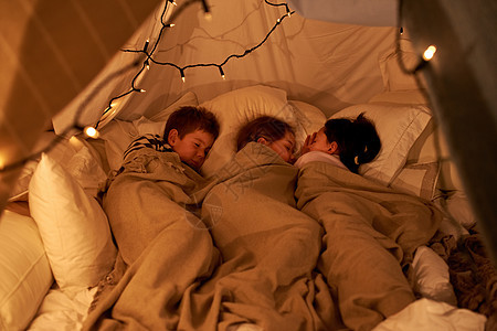 睡着的小天使 被射中三个小孩睡在毛毯帐篷里图片