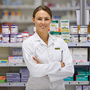 我将尽我所能帮助我的客户 一位年轻有魅力的药剂师站在处方柜台的肖像 (笑声)图片