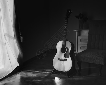 黑色和白色的西班牙音响吉他照片 在黑暗房间阴暗阴影下的一个摊台上 窗帘后面有亮光国家椅子创作情绪音乐作曲家字符串作者玩家词曲图片