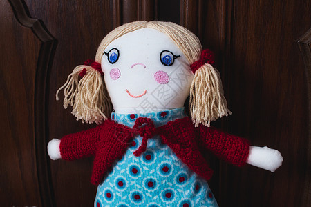 为儿童特写编织的毛布娃娃软玩具图片
