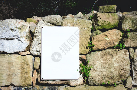 在阴间边的一堵农村石墙上的白白标志图片