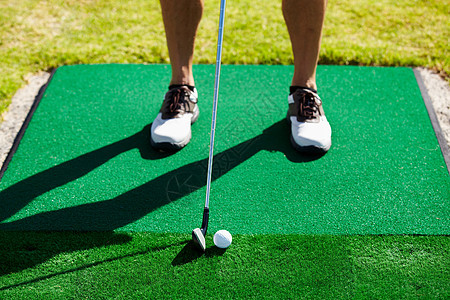 开球 一个高尔夫球手要打球的剪裁图像背景图片