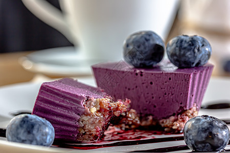 美味蛋糕 有黑莓蓝莓慕斯饼美食浆果紫色厨房糕点食物盘子面包甜点烹饪图片