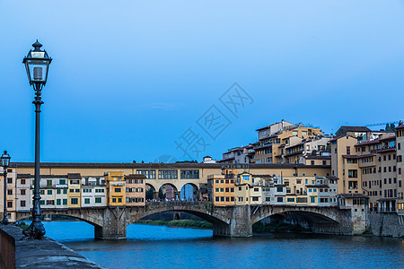 在意大利佛罗伦萨的老桥日落 夜晚前的蓝色光辉景观艺术历史性游客旅行天空全景建筑天际历史图片