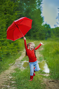 红伞女孩彩虹快乐幸福雨衣孩子们公园靴子季节花园童年图片