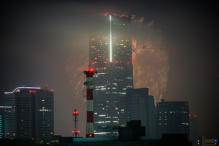 横滨地标塔和烟花2019建筑晴天暮光夜景图片景点摩天大楼城市旅游地标图片