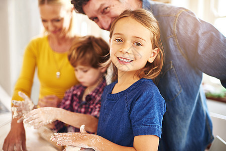 烘烤是幸福的 一个年轻女孩在家里和家人一起烘烤的肖像图片