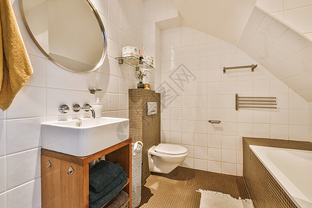 现代浴室内有浴浴浴和厕所图片