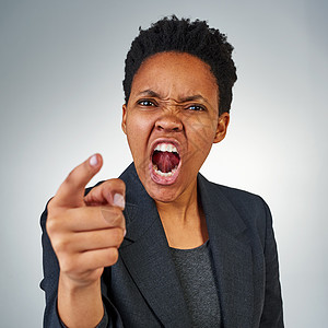 我还要警告你多少次 一个愤怒的女商务人士大喊大叫 指着怒气发作的肖像图片