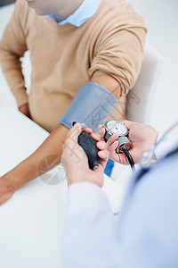 检查他的血压 一名男医生用高角度拍伤了一位病人的血压图片