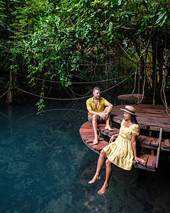泰国红树林因在 Krabi 泰国河划皮艇而受欢迎 年轻的亚洲女人和欧洲男人在湖边叶子米府热带蓝色气候热带雨林甲米闲暇雨林水晶图片
