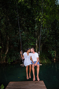 泰国红树林因在 Krabi 泰国河划皮艇而受欢迎 年轻的亚洲女人和欧洲男人在湖边甲米旅行石灰石淡水环境热带气候阳光远足池塘图片