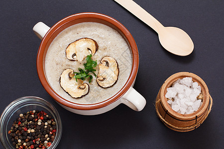 奶油汤和蘑菇 在瓷碗中 勺子和香料 黑色背景肉汤草本植物乡村烹饪课程食物盘子美味起动机蔬菜图片