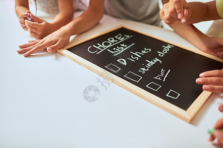 儿童在家的黑板上写家务活儿清单的特拍片子中剪辑图片