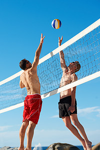 一场海滩排球比赛在阳光明媚的一天中拍到图片