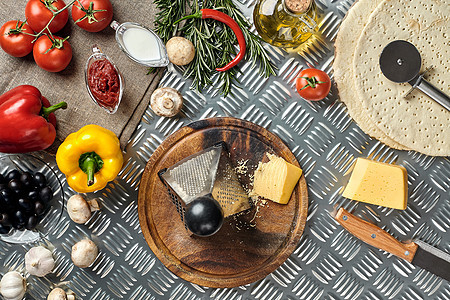 奶酪 金属桌上的不同蔬菜 传统意大利比萨的成分 意式意大利披萨木板盘子产品餐厅胡椒香料静物辣椒桌子蘑菇图片