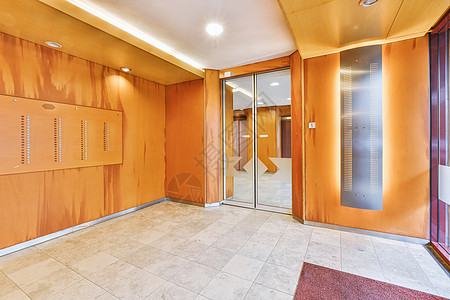 公寓大楼大厅的现代电动电梯设施出口天花板走廊入口门厅民众房子建筑学辉光图片
