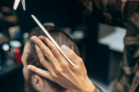快乐的留着胡子的年轻男子在理发店被理发师理发剪刀发型男人成人顾客治疗服务店铺梳子沙龙图片