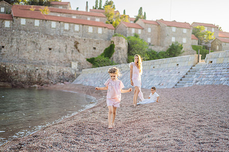 圣史蒂芬岛 斯韦蒂斯特凡在黑山布德瓦里维埃拉上的美丽风景背景下的母亲和两名儿女及儿子旅游者旅游女士孩子天线女儿海岸建筑大厦父母海图片