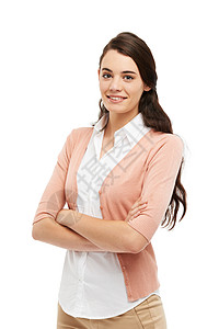 被剪裁的景象显示一个年轻前女青年站在白色背景下 手折叠着双臂图片