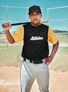 我是来赢球的 一个年轻棒球选手拿着棒球棍 站在球场外面摆姿势的照片图片