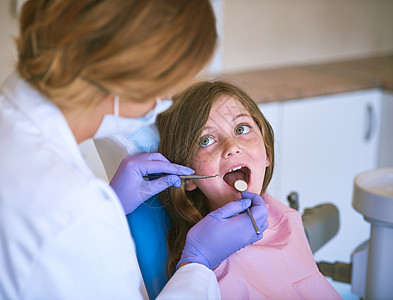 不错的开业工作 牙医检查小姑娘牙齿时被割了一针图片