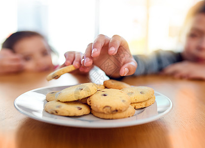 他们在一起太凶残了 两名恶作剧的小孩在厨房桌子上偷饼干 拍到了近距离镜头 (笑声)图片