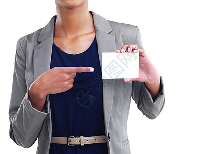 这是您的完美名片 一位女商务人士在白色背景下拿着一张空白卡片的裁剪镜头图片